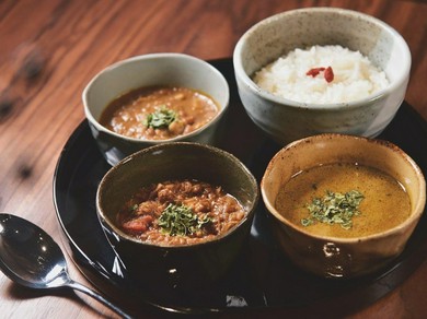 名物薬膳カレーは全6種類！2種類はヴィーガン・ベジタリアン対応