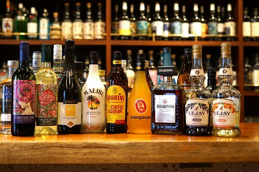 熟練のバーテンダーが作る本格的なドリンクの数々を飲み放題で！