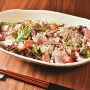 彩り野菜とカリッと焼いたベーコン、温玉がのった大人気のシーザーサラダ！