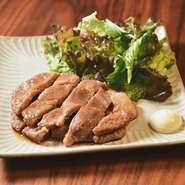 秘伝のレシピで一晩寝かせた豚ロースを、じっくり焼き上げた逸品です！