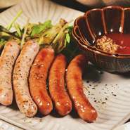 北海道産ウインナー2種盛りは、一口噛めばジュワッと肉汁が広がる食べごたえです