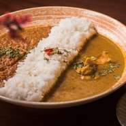 １度に２種類の薬膳カレーをお愉しみ頂けます。
お好きなカレーを２種類お選び下さい。
※大盛 +200円(税込)、特盛 +400円(税込)