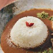 独自にブレンドした17種以上のスパイスを合わせた贅沢なチキンカレー。
程よい辛さと、酸味、チキンの旨味に、鮮烈なスパイスの香りが多層的味わい。
辛さ ★★☆