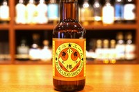 英国スタイルのエールで、フルーティな香りと味が特徴です。
ラガーよりも少しコクがありますが、ダークほど濃くなく
マイルドで飲みやすい味わい。