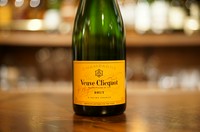 ヴーヴ・クリコ社を代表するスタンダード・キュヴェ。
黒ブドウ主体の芳醇なフルーツフレーバーが滑らかに広がり、程良い酸が爽やかな風味が続きます。