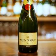 3種類の葡萄が調和した、バランスのよい味わい。
新鮮なフルーツと花のやわらかな香り。
しなやかな口当たりで、後味は新鮮で長く余韻が残ります。