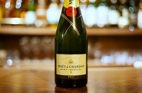 3種類の葡萄が調和した、バランスのよい味わい。
新鮮なフルーツと花のやわらかな香り。
しなやかな口当たりで、後味は新鮮で長く余韻が残ります。