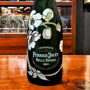 華やかさと生命力が口の中で感じられる、
ペリエ・ジュエの完璧な美しさを表現した逸品です。
上質なシャルドネが醸す繊細な
ミネラリティが余韻に長く残ります。