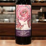 ボデガス・ブレカより真空タンクで輸入し、日本国内で瓶詰。
凝縮感のある果実味に高い酸、美しいバランスを湛えた上質な味わい。スペイン
＊ボトル　3,850円