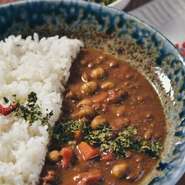 100%植物由来の野菜出汁を使用。
カレーの具材には、玉ねぎ、人参、ひよこ豆、レンズ豆をたっぷりと使用。
豆カレーならではのまろやかさと優しさに加え、17種類を独自にブレンドしたスパイス感が特徴。
辛さ ★☆☆