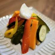 10種お野菜の自家製ピクルスがランチタイム限定で食べ放題♪