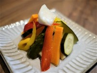 10種お野菜の自家製ピクルスがランチタイム限定で食べ放題♪