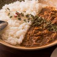 鶏肉はジューシーな”もも肉”を繊維状になるまで煮込みの旨もを凝縮。
独自にブレンドした17種類のスパイスの風味、生姜のピリッとした強い味わいが特徴。
辛さ ★★☆