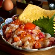マグロ・鯛・サーモン・ネギトロ・いくらを使用し、特製のだし巻き卵も付いた贅沢な定食。大分県産の高級卵“蘭王”で卵かけご飯や特製出汁で出汁茶漬けと2度・3度楽しめます。