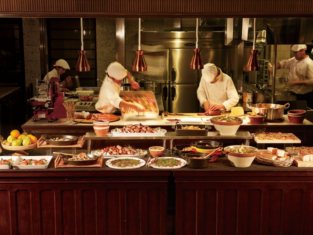 五感を満たす食体験を味わう、オープンキッチン