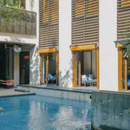 緑に囲まれたウォーターテラスなど、開放的な空間がリラックスと高揚感を同時に演出。一味違う女子会にも最適です。華やかで繊細な盛り付けの料理や、季節ごとに変わるデザートもまた、女性客の視線を集めています。