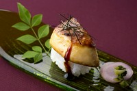和と洋が一皿で融合する『フォアグラ寿司』