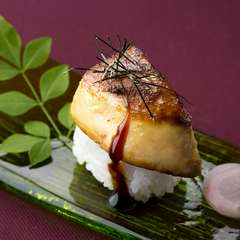和と洋が一皿で融合する『フォアグラ寿司』