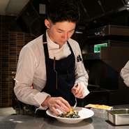 若手料理人の登竜門とされる料理人コンペティション「RED U-35」において、シルバーエッグを受賞した塚田氏。季節のコースには、塚田氏の創造性と確かな技術が集約されています。