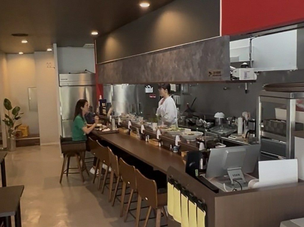 気軽に昼飲み・仕事終わりの一杯も楽しめるカウンター