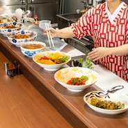 春夏秋冬の旬野菜を中心に仕立てた、色とりどりのおばんざいを用意。野菜を中心に素材の味を引き立てた逸品は、いずれも食べやすい優しい味付け。組み合わせ次第で楽しみ方も広がります。
