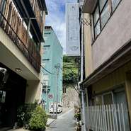 店内には常時6種類以上の日本酒を用意。仁喜多津（松山）・石鎚（西条）・小富士（東温）など、地元の銘酒も充実しているため、気軽な“飲み”にも最適。自分好みの一杯をゆっくり見つけられます。