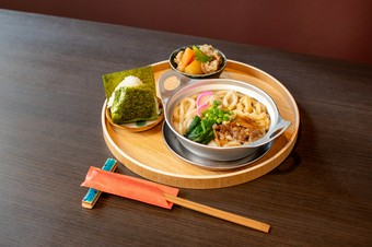 出汁のやさしい味わい。松山ご当地うどん『なべ焼きうどんセット』