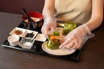 握って味わう、ほっとする一口『自分で作るおむすびセット』