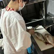 生活における食の重要性“食べるものこそが、体と心の健康を作る”と髙木氏。自身が子どもたちに作ってきた料理で、人々の健やかな生活の応援をしたい。食と人への想いから【道後むすびかぐわ】は始まりました。