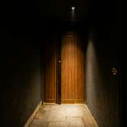 モダンで洗練された空間と、行き届いた温かなもてなしが融合。初めての方も気負わず、極上すき焼きの新たな世界を堪能できます。特別なデートにも最適です。