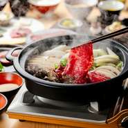 宮崎県・鹿児島県産のA5ランク黒毛和牛を軸に、すき焼きの新しい楽しみ方を提案。部位ごとに割下を替えるなど、緻密な味わいの構築と火入れにより、和牛の香りと奥深い旨み、美しい余韻を高次元で実現しています！