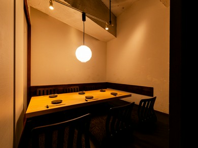 接待や会食、記念日の食事会などに向く落ち着いた個室を用意