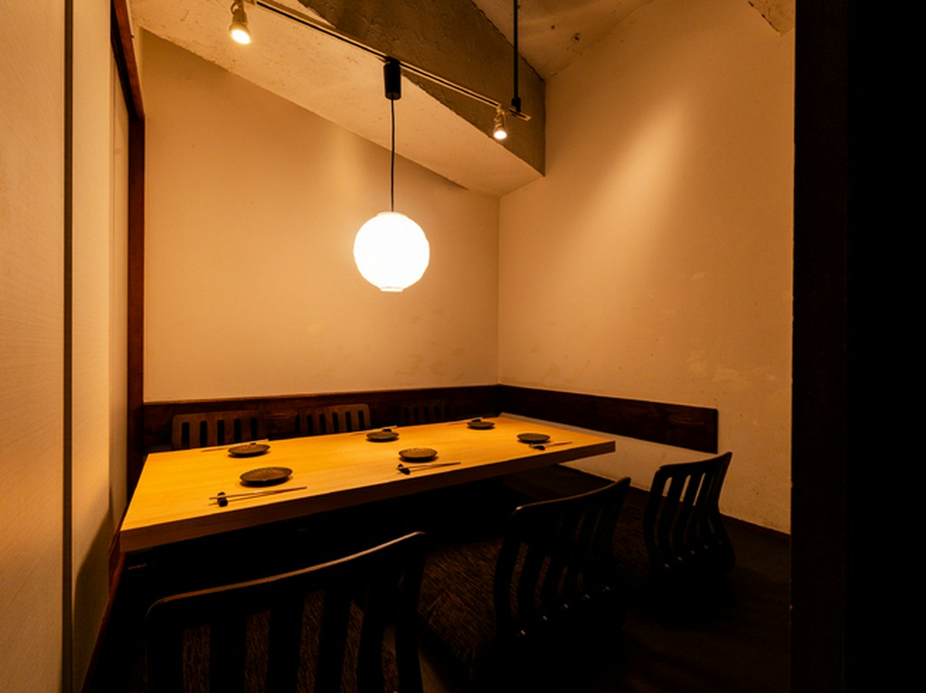 接待や会食、記念日の食事会などに向く落ち着いた個室を用意