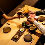 スタイリッシュな空間と温かなもてなしが両立する当店。初めてでも自然体で、上質なすき焼きを堪能できます。デートや記念日、特別な思い出に最適です。