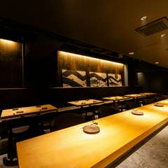 幅広いビジネスシーンに向く空間、料理＆ドリンクが揃う