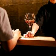 乾杯のスパークリングワインから始まり、厳選素材で織りなすドラマチックな構成で登場。伝統と革新が融合した奥深いすき焼きの世界を五感で堪能する、贅沢な時が叶います。
大切な一時のために