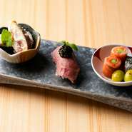 カウンター限定の人気コース。最高級黒毛和牛と厳選食材を使い、すき焼きを軸に季節の皿も提供。関西風、関東風、ワイン割下など、すき焼き三昧の贅沢が叶います。写真はイメージ。