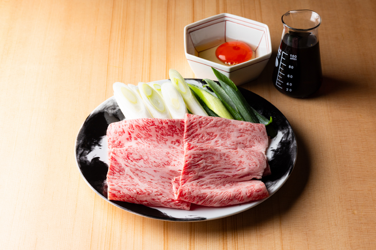 【六道菜晚餐，五道菜搭配】共 10 道特色壽喜燒菜餚，選用精心挑選的和牛牛肉部位製成。