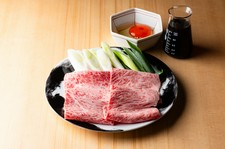 伝統的な製法と革新的なアイデアが融合したすき焼きの世界を、五感でお楽しみいただけます。