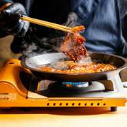 メイン料理となる『すき焼き』は、和牛の火入れ技を身につけたスタッフが、ゲストのお席で調理して提供。最高峰の肉を最高のおいしさで味わえ、香りや音、焼き色の変化など、五感に響く楽しさもご馳走の一つに！