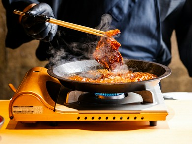すき焼きはゲストの前で調理し、五感が喜ぶおいしさを披露