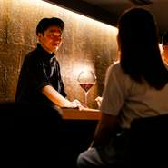 カウンター席・テーブル席・個室の3タイプの席があり、中でも臨場感に富むカウンター席が人気。『すき焼き』に加え、コースの品々の調理を目の前で楽しめ、料理人との会話にも和めます。