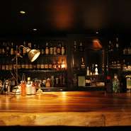 カクテルワークス神楽坂の自慢の一つ。大迫力のモンキーポットのバーカウンターがバーの雰囲気を盛り上げます。