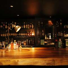 大迫力のモンキーポットのバーカウンター