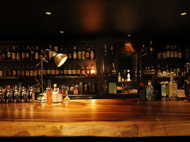 大迫力のモンキーポットのバーカウンター