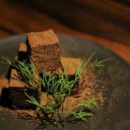 お店で手作りの自家製生チョコレート。神楽坂のほうじ茶とバーボンの味わいを加え下の上でとろける奥深い味わいに。