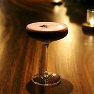 世界中で愛されるエスプレッソマティーニを、蕎麦の芳ばしさとバニラの甘みで再構築。
和の香りと洋のリズムが溶け合う、カクテルワークスならではの一杯です。