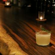 カナリーイエローをイメージした、日本らしい感性のマルガリータ。
柚子とスパイス梅酒を使用し、甘酸っぱくもすっきりとした余韻に仕上げています。