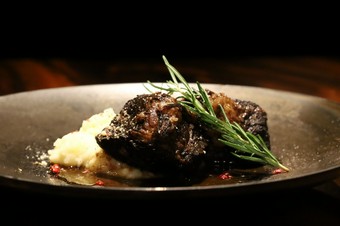 十勝ハーブ牛のやわらか赤ワイン煮込み