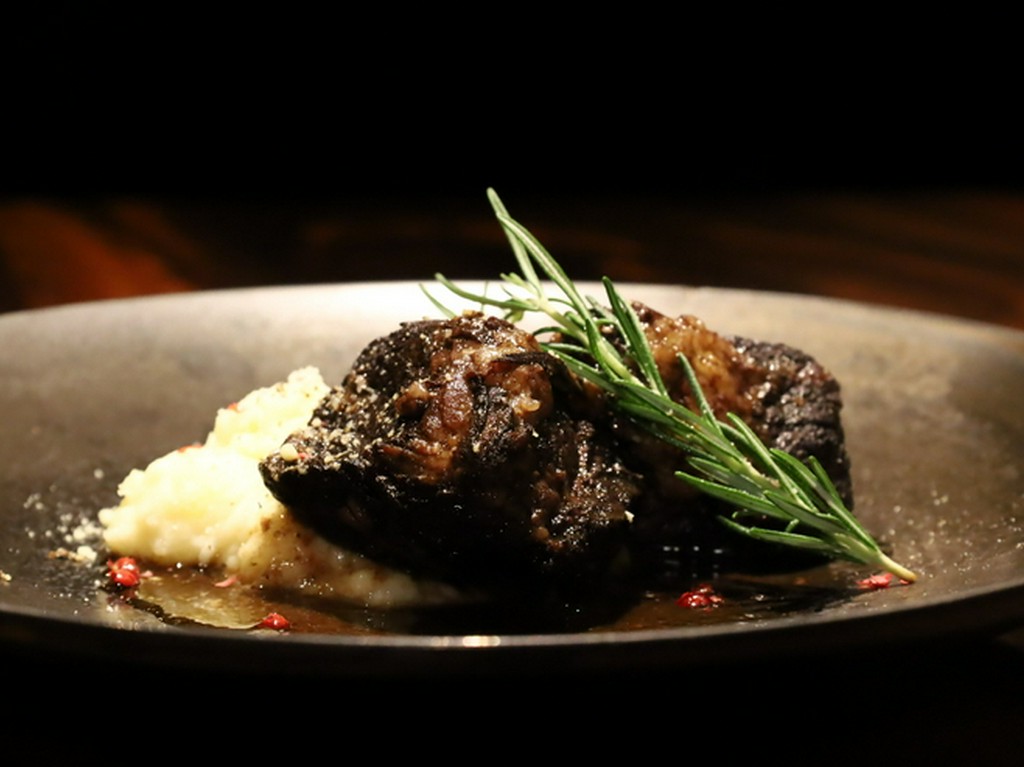 十勝ハーブ牛のやわらか赤ワイン煮込み